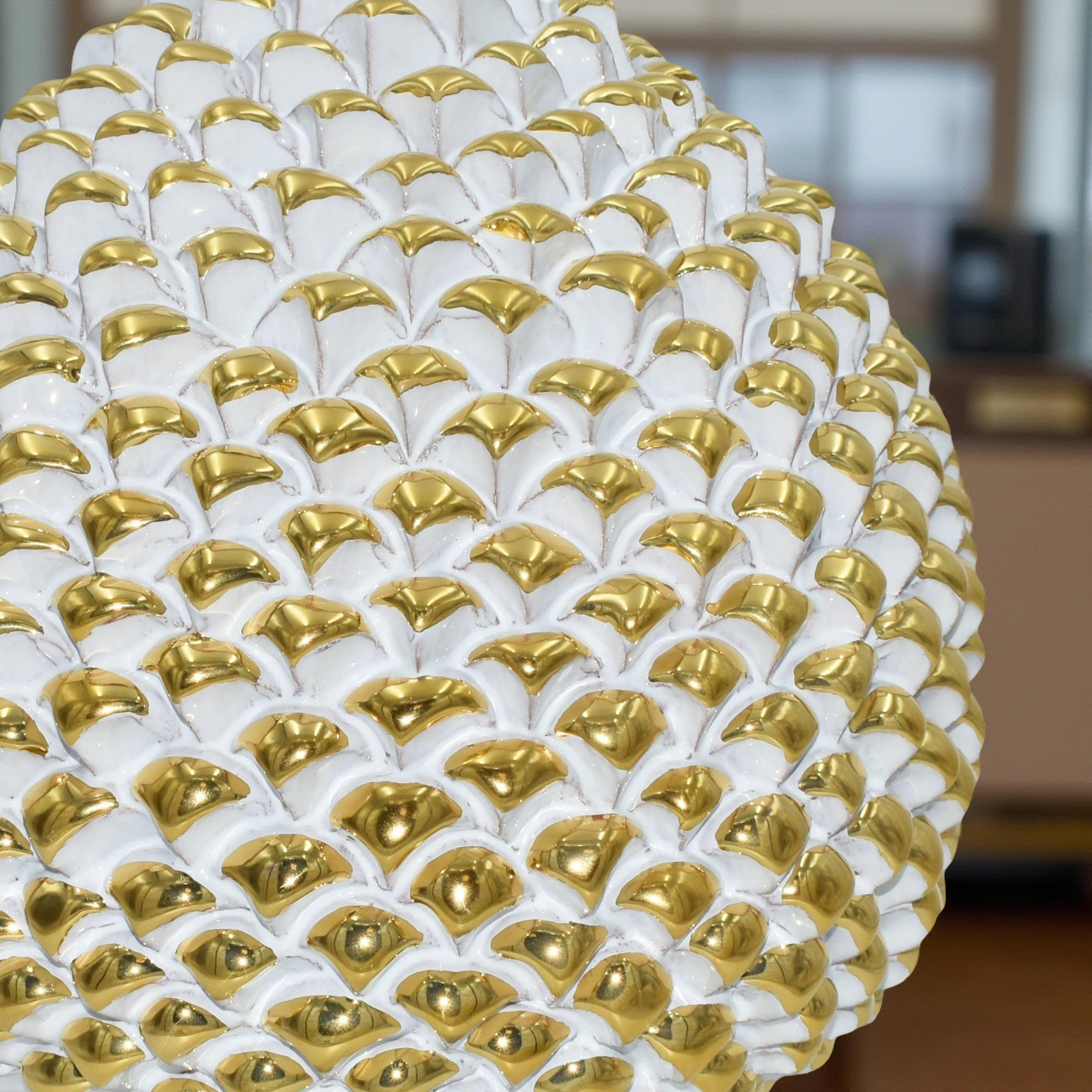 Pigna artigianale di Caltagirone con oro zecchino modellata a mano altezza 30 white Gold